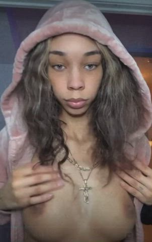 Who wants to help me undress ? : video clip