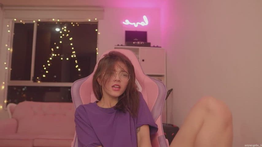 Cute girl getting herself off : video clip