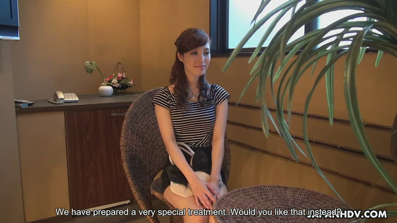Yura Hitomi gets a special treatment of cunnilingus at the massage parlor : video clip