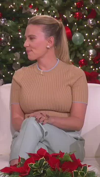 Joy to the world, Mommy Scarlett Johansson has come : video clip