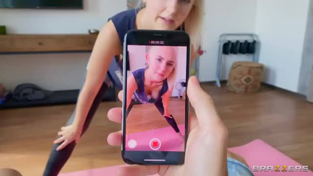 Downblouse Yoga With Eva Elfie : video clip