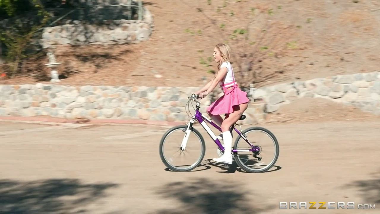 Kali Roses - Why She Likes To Bike : video clip