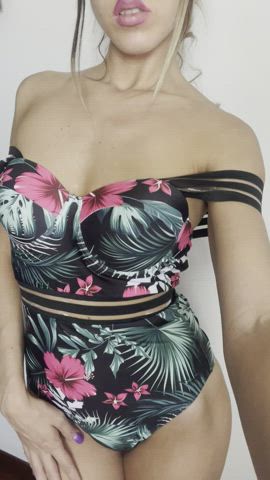 always have that swimsuite flying with me : video clip