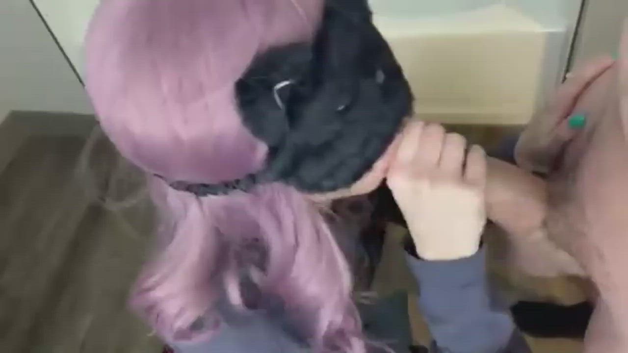 Adorable girl sucks huge cock : video clip