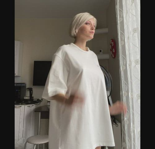 Skinny girl, big shirt : video clip