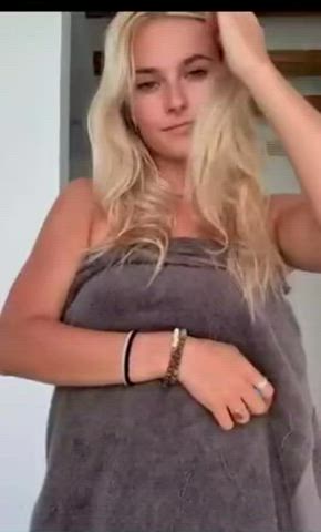 Cute Blonde showing off her body : video clip
