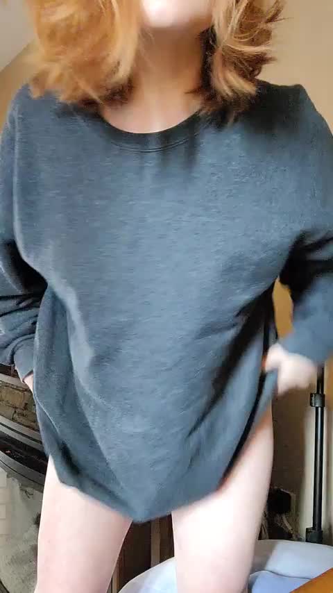 I hope my curvy mombod gets your attention. : video clip