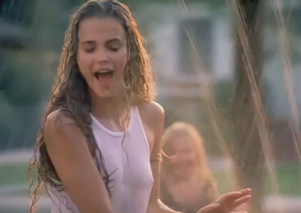 The gorgeous Keri Russell in a wet t-shirt : video clip