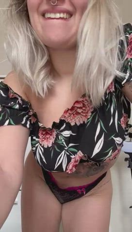 I love to show off my big tits : video clip