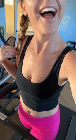 I love showing off my tits at the gym ;) : video clip
