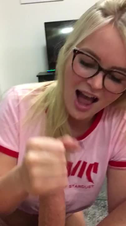 Pretty Blonde Can't Wait For Him To Cum : video clip