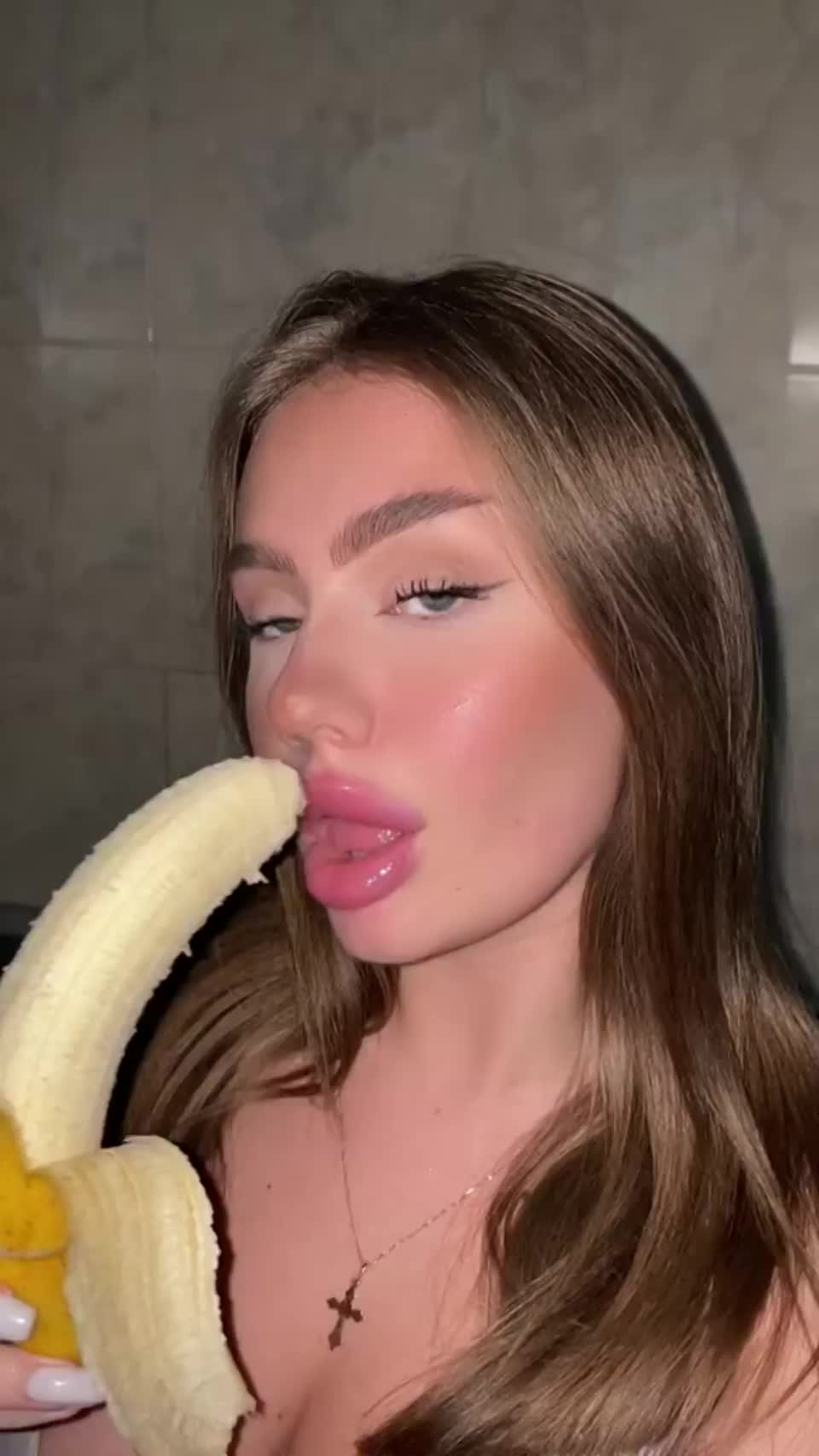 Would you cum on my face 🤤 : video clip