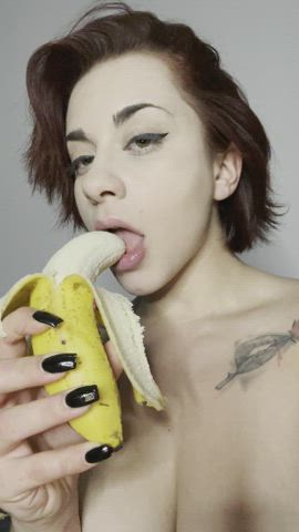 don't min my 18yo ass (or better tits :P), it's just a banana : video clip