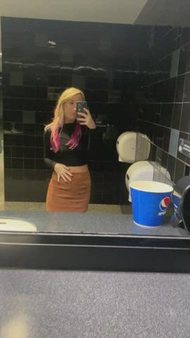 I told my date I was just running to get popcorn, little does he know I’m really taking nudes in the bathroom 🍿 [GIF] : video clip