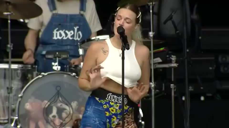 Tove Lo likes showing off her tits on stage : video clip