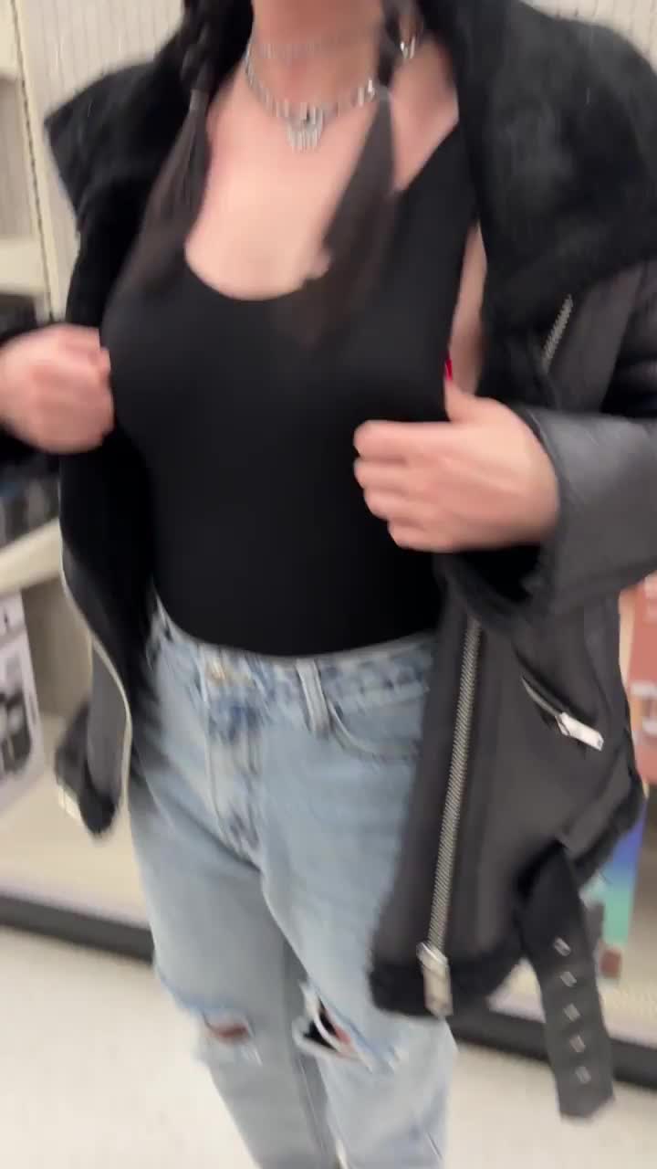 Target titties [gif] : video clip