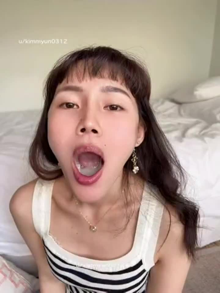 Just me swallowing a mouthful of cum : video clip