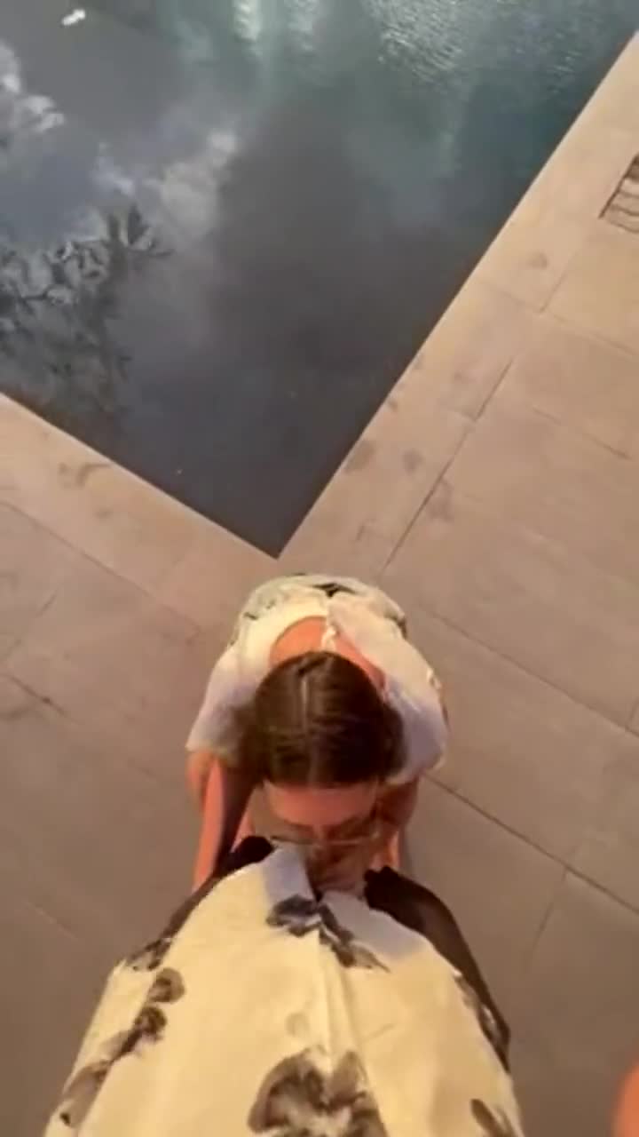 Quick blow job at the resort pool : video clip