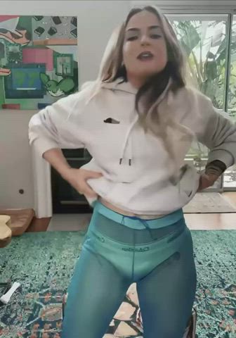 Jojo " accidentally " shows her bare boob in ig live : video clip