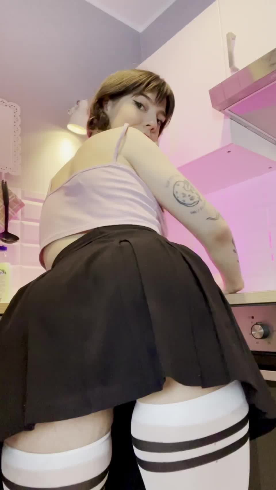 Sweetie with a bubble butt : video clip