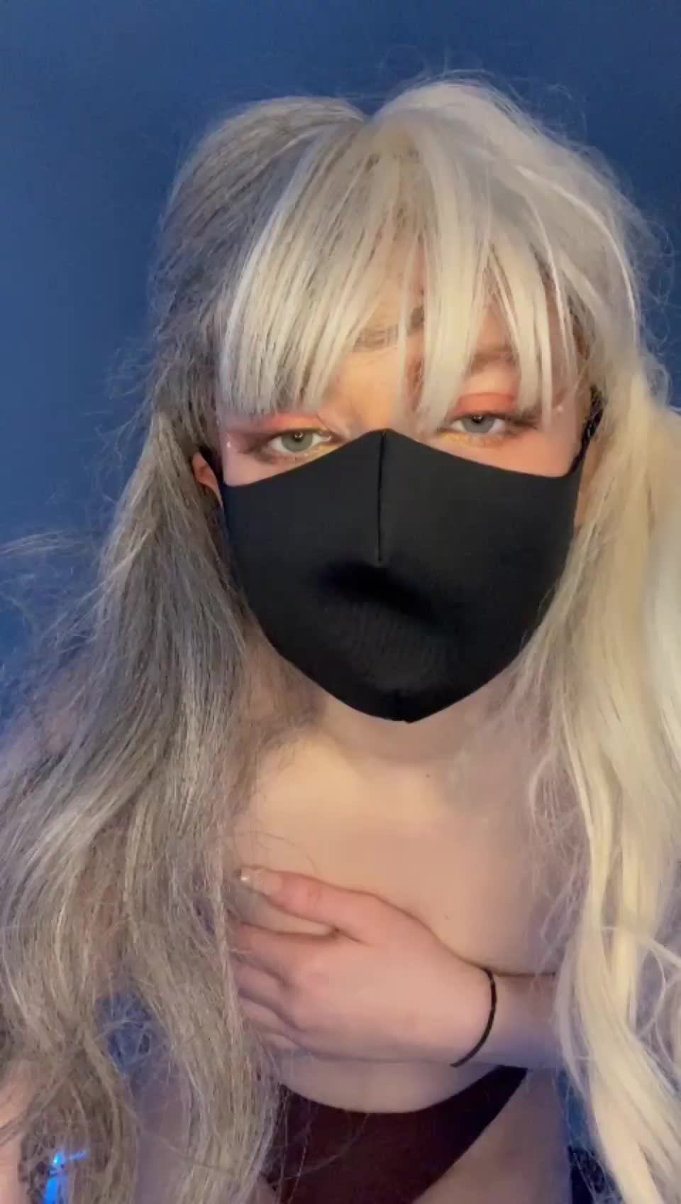 Play with my nipples and I'll suck your dick : video clip