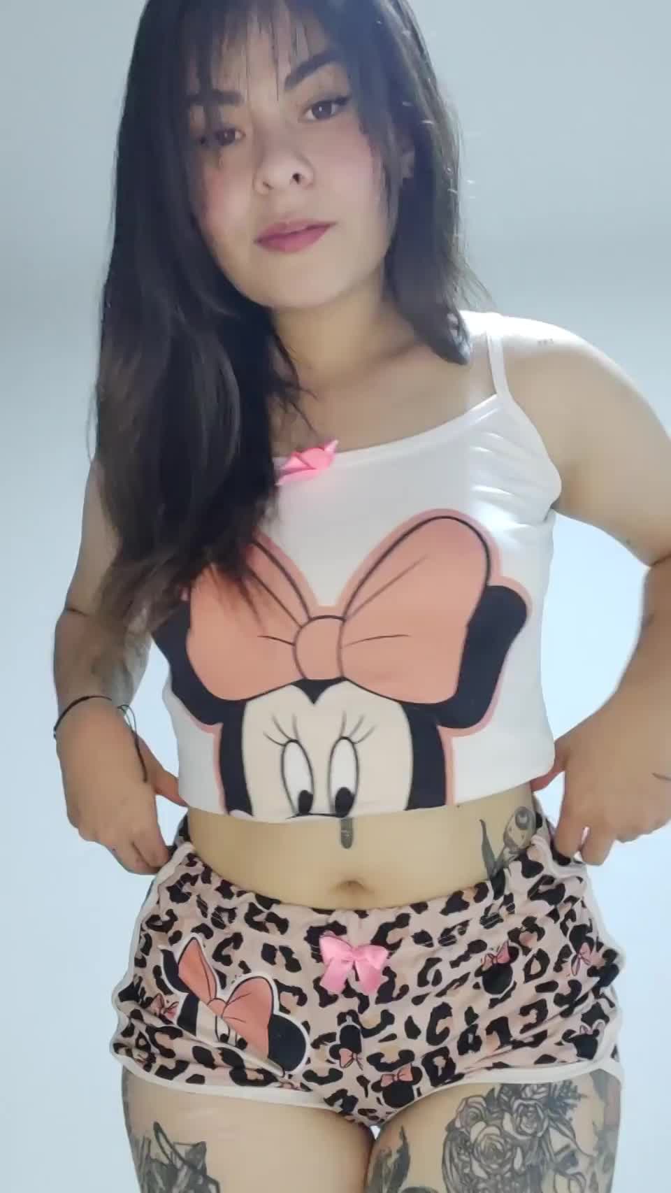 Describe my mommy ass in one word! : video clip