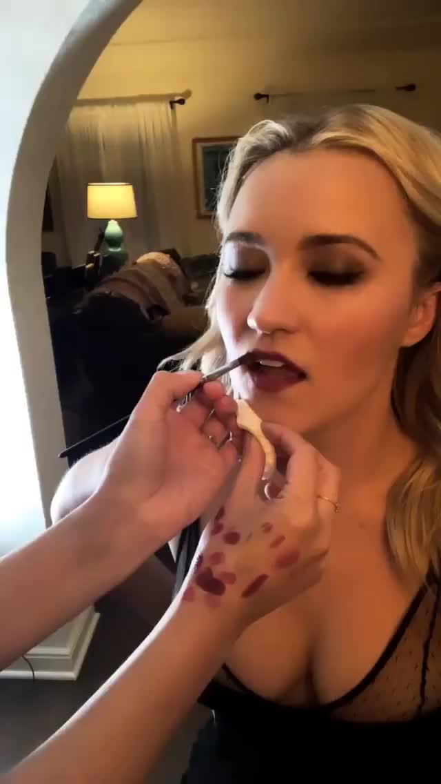 Emily Osment knows what we're looking at : video clip