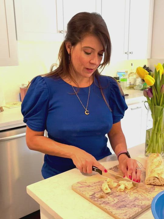 Average mom making dinner (click redgifs link for *sound on*) : video clip