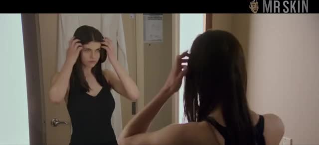 Alexandra Daddario is determined not to be out-titted by Kate Upton : video clip