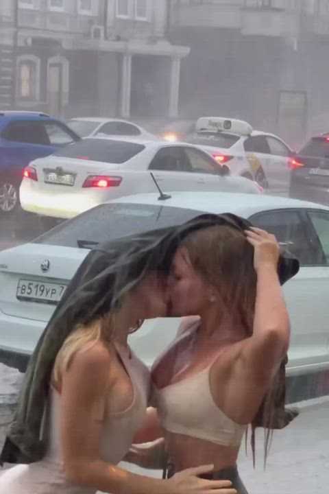 Kissing in the rain : video clip