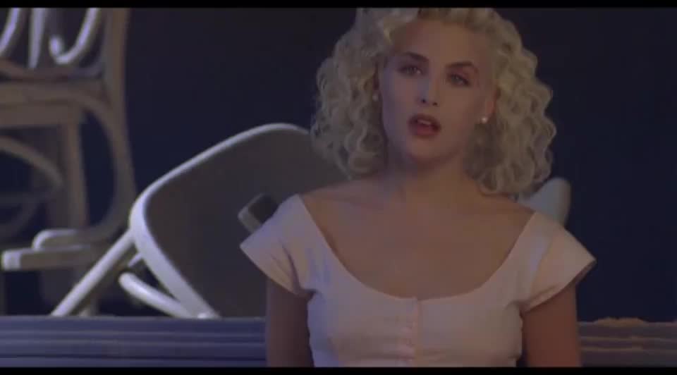 Sherilyn Fenn in "Two Moon Junction" (1988) : video clip