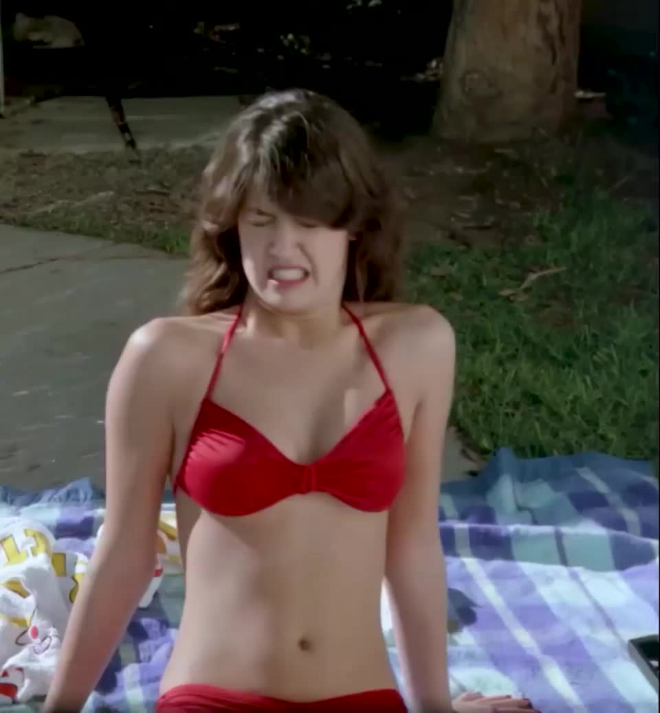 Phoebe Cates - Fast Times at Ridgemont High (1982) : video clip