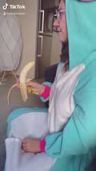 She Loves Eating That Banana : video clip