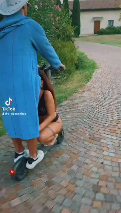 I love riding scooters too : video clip