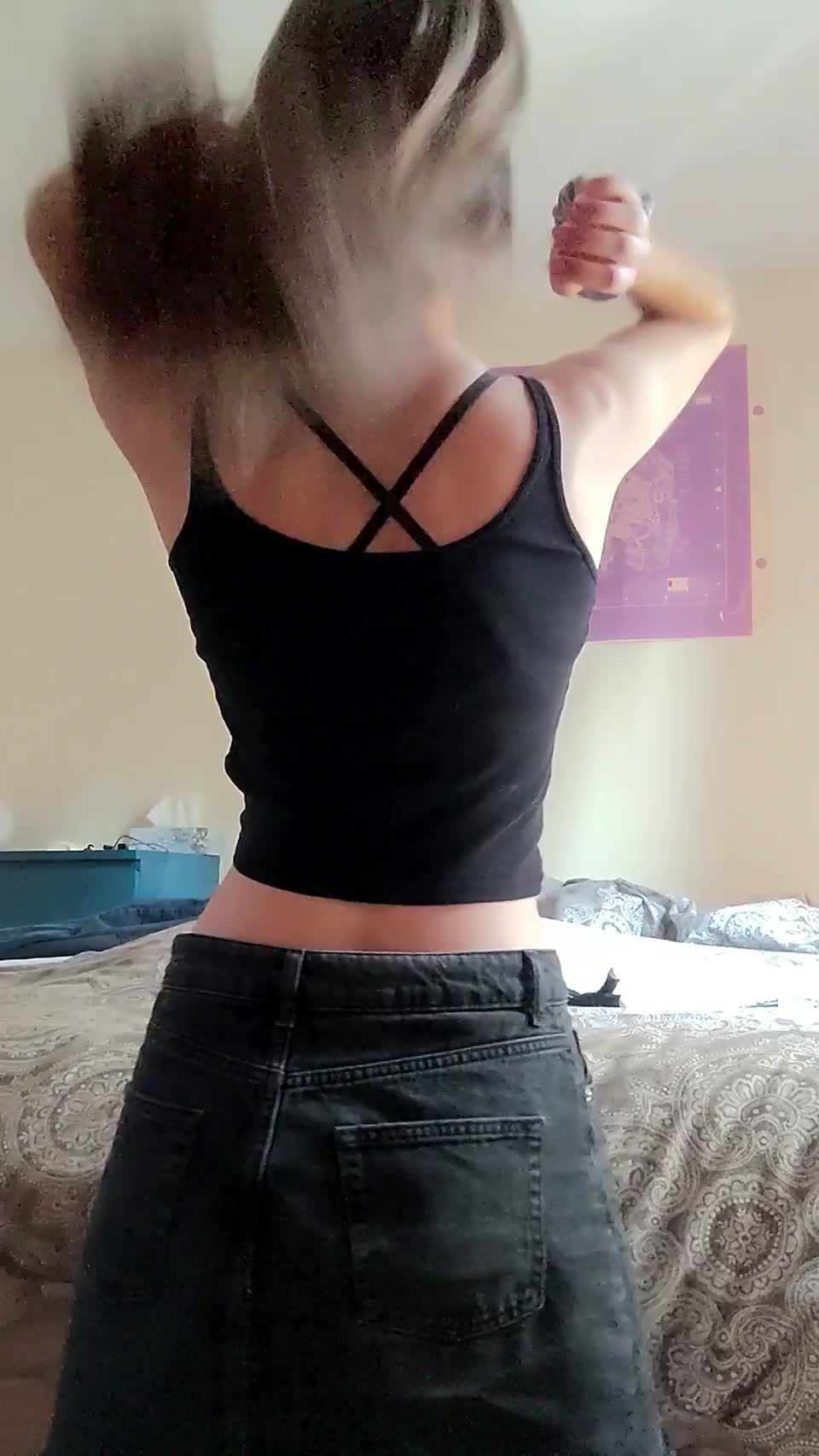 [F] The Ass Shot I Send My Husband To Make Him Leave Work Faster… : video clip