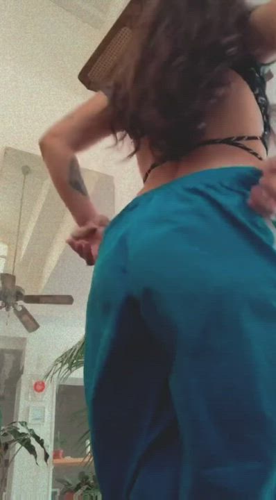 Latina Strips And Plays : video clip