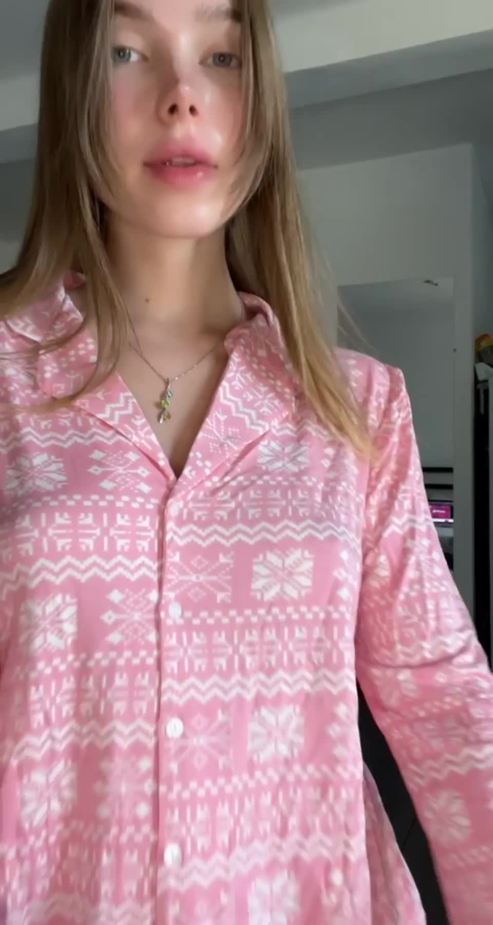I look like a fuckdoll in this pink sleepwear : video clip