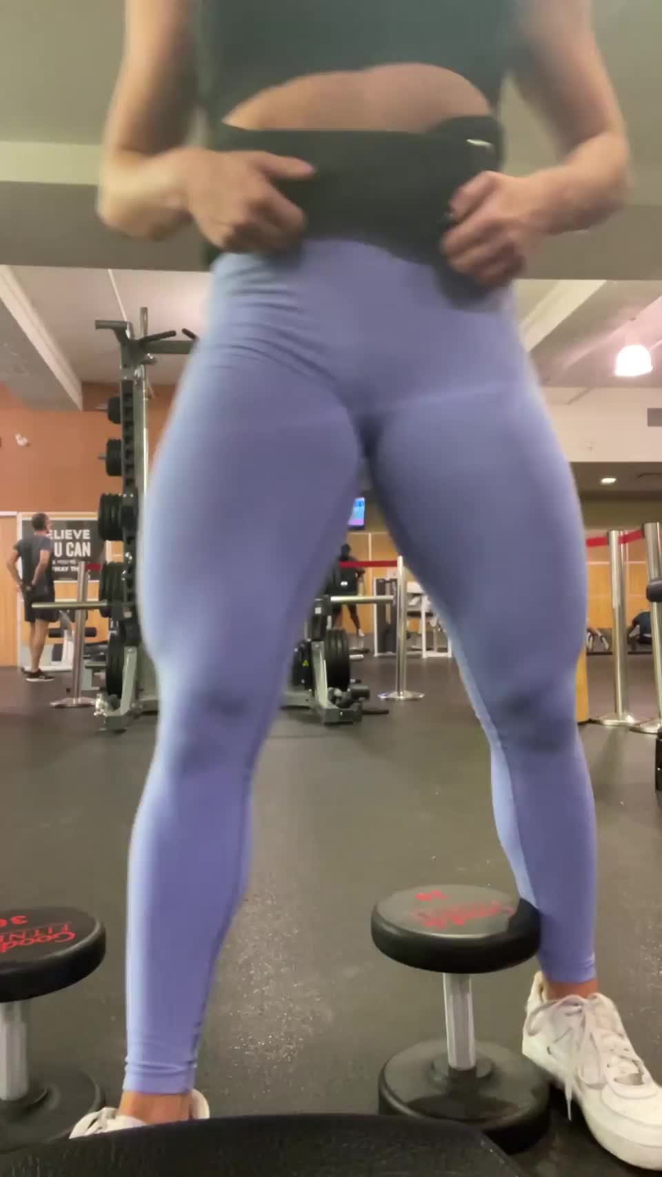 showing off my juicy quads and cameltoe at the gym : video clip
