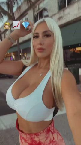 Bimbo with some big ol tits 🤤 : video clip