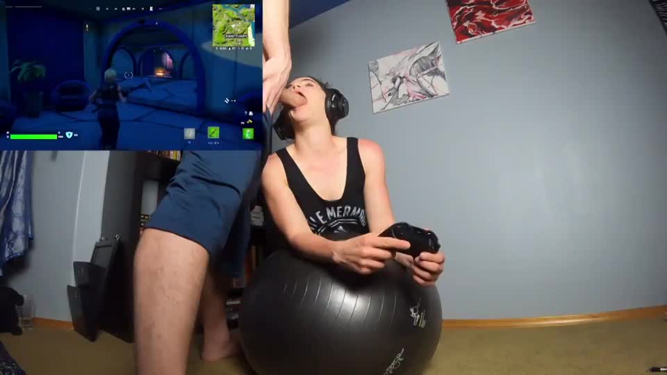 I love it when he sticks his dick in my face even while I'm busy playing Fortnite : video clip