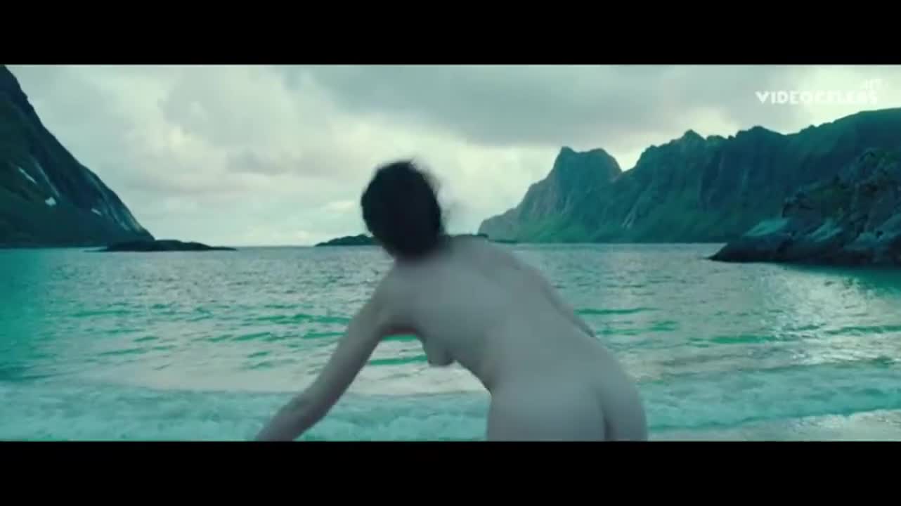 Jenny Slate running into the sea naked : video clip