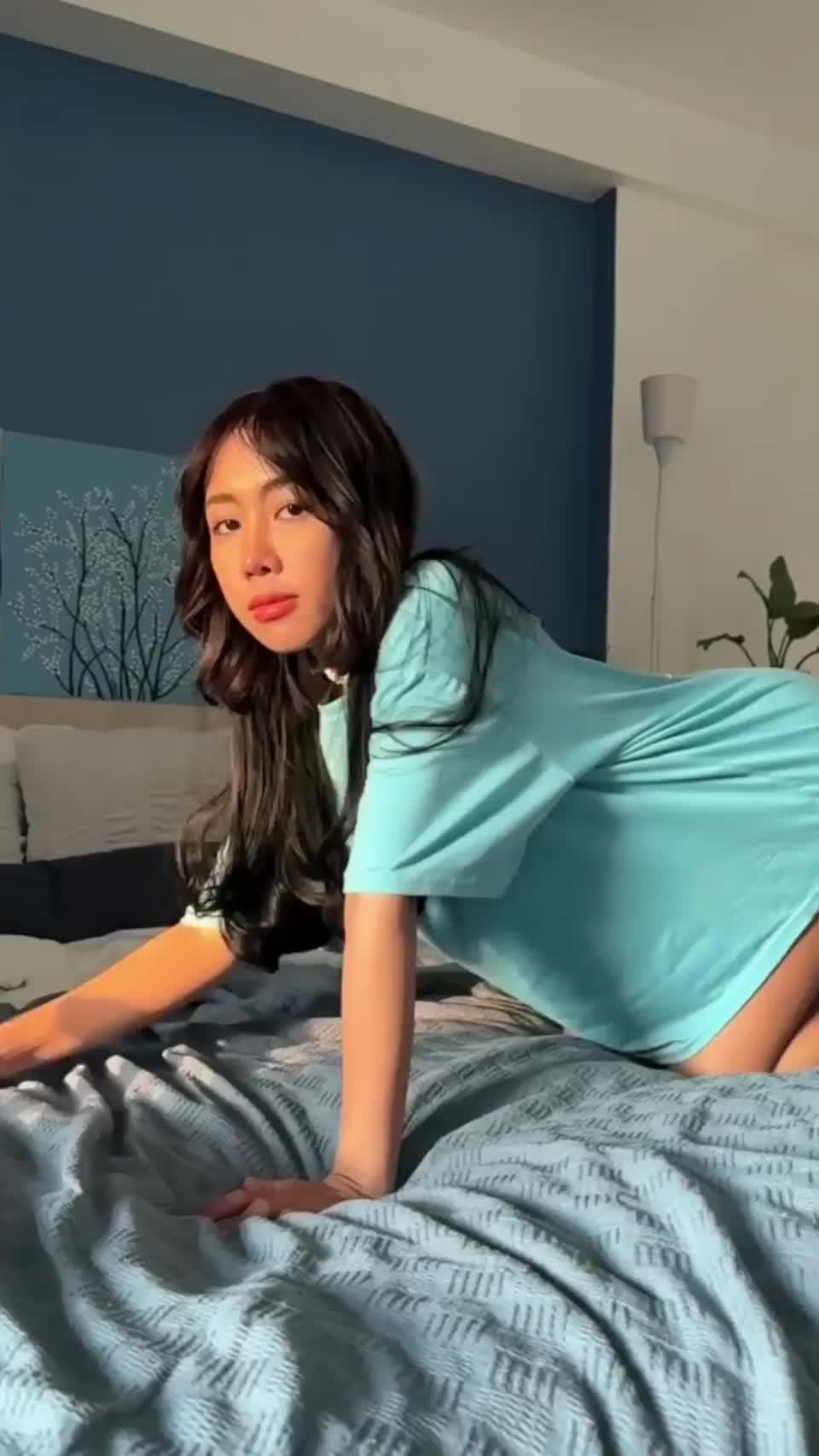 Boys will choose COD but real men chooses the girl with a fat pussy : video clip