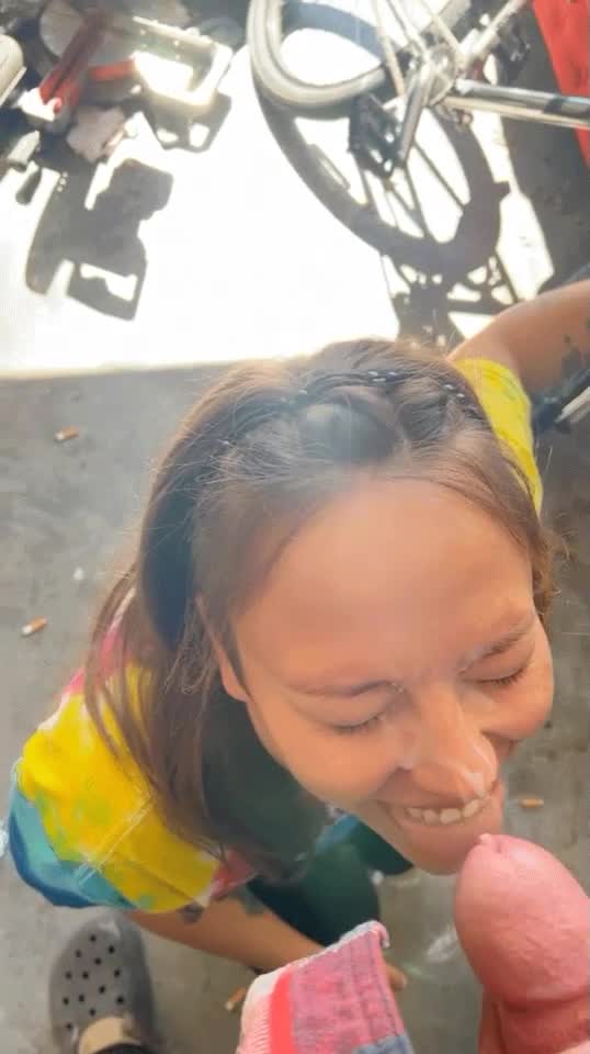 She loves a facial no matter where she is : video clip