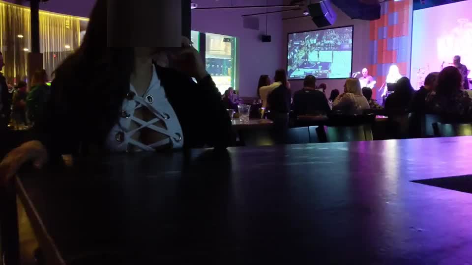 Flashing my boob to the bartender : video clip
