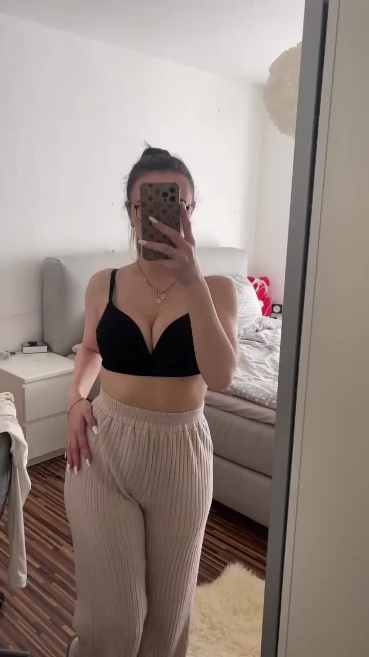 Describe my 18yo tits with one emoji! : video clip