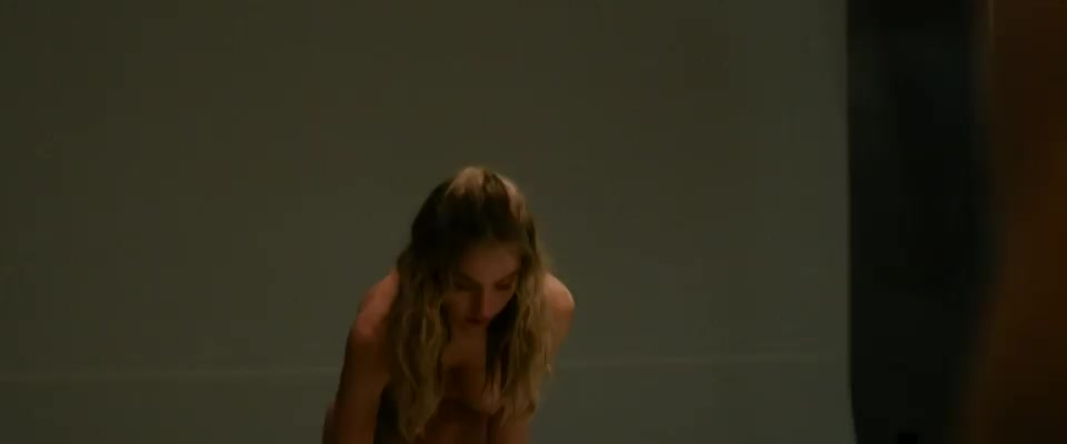 Sydney Sweeney big natural tits in her new movie : video clip