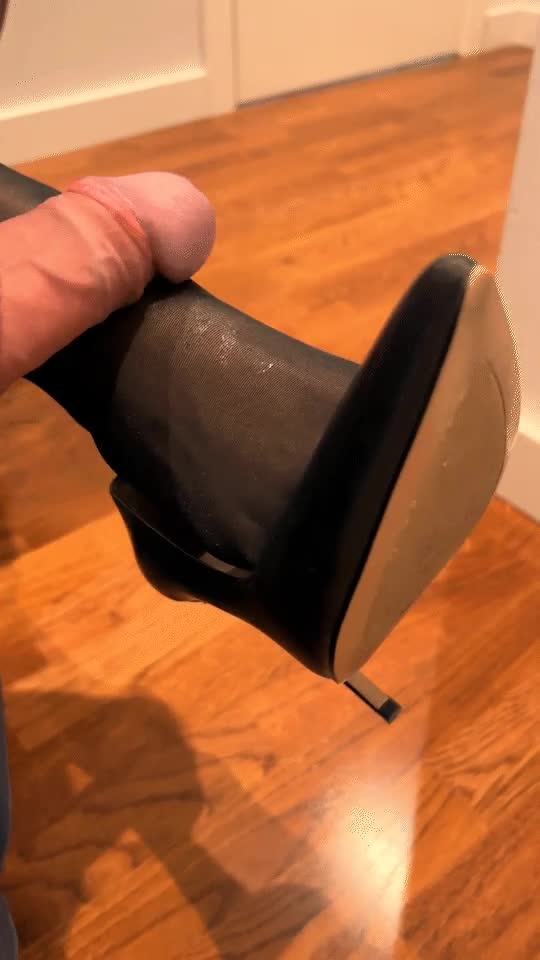 I like to see pre-cum drops on my nylon 💦 : video clip