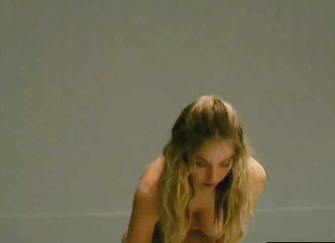 Sydney sweeney getting her pussy licked : video clip