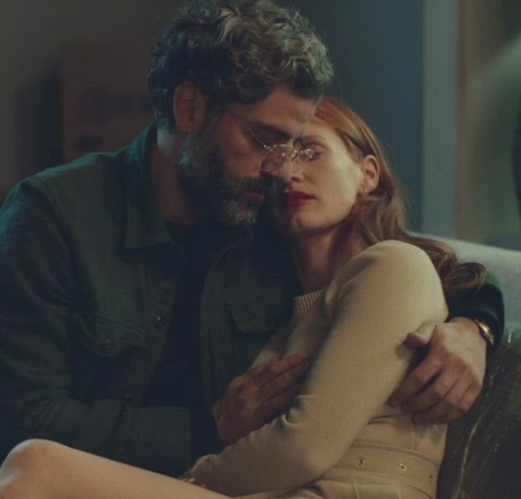 Oscar Issac groping Jessica Chastain's tits : video clip