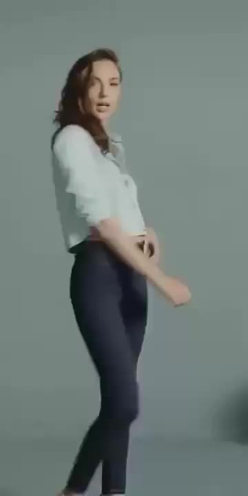 I can never get enough of Gal Gadot and her tight little ass : video clip